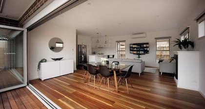 Stylish Retreat, Walk to Beach, Local Hot Springs