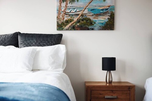 Stylish Retreat, Walk to Beach, Local Hot Springs