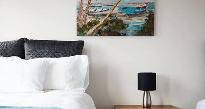 Stylish Retreat, Walk to Beach, Local Hot Springs