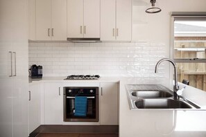 Private kitchen - Stylish Retreat, Walk to Beach, Local Hot Springs (Capel Sound)