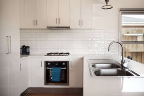 Private kitchen - 3-min Walk to Beach, Hot Spring, Winery Retreat (Capel Sound)