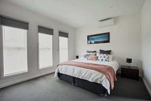 Tabla de planchar con plancha, wifi y ropa de cama