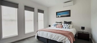 3-min Walk to Beach, Hot Spring, Winery Retreat