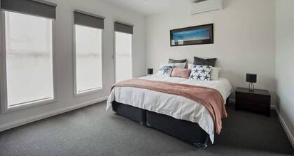 3-min Walk to Beach, Hot Spring, Winery Retreat