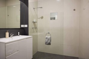 Dusche, Haartrockner, Handtücher, Shampoo