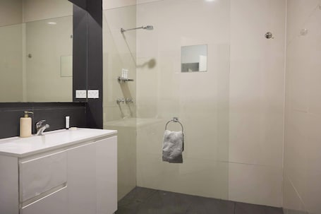 Shower, hair dryer, towels, shampoo. Templestowe Village - 2BR, Parking, Pet-Friendly