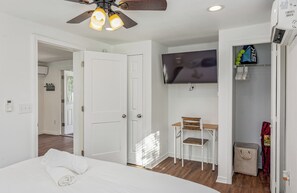 1 dormitorio, tabla de planchar con plancha, wifi y ropa de cama