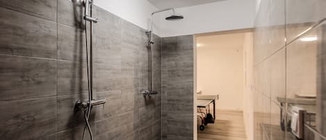 Dusche, Haartrockner, Bidet, Handtücher