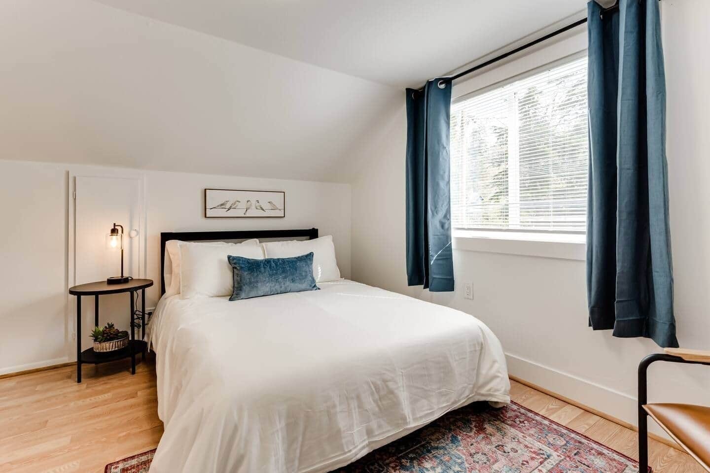 5 bedrooms, iron/ironing board, WiFi, bed sheets