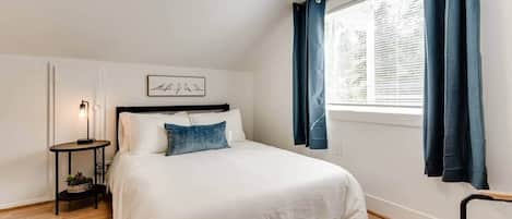 5 bedrooms, iron/ironing board, WiFi, bed sheets