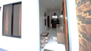 Ein modernes Interieur mit Küche, Essbereich und Wohnzimmer inklusive Sofa und Couchtisch.