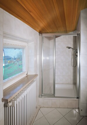Shower, hair dryer, towels - Apartment 50sqm, with balcony (Seebruck)
