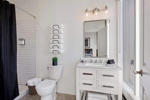Shower, hair dryer, towels, shampoo - 2 Duplex Combo| 10BR | Near DT Savannah Nightlife (Savannah)
