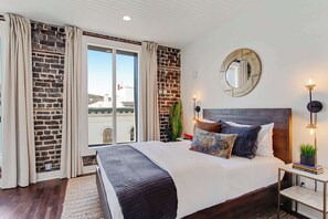 10 bedrooms, desk, iron/ironing board, free WiFi - 2 Duplex Combo| 10BR | Near DT Savannah Nightlife (Savannah)