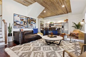 TV, offices - 2 Duplex Combo| 10BR | Near DT Savannah Nightlife (Savannah)