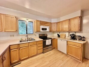 Private kitchen - Spacious 4-bedroom Home Central to GNP in Essex (Essex)