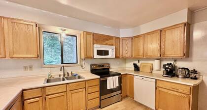 Spacious 4-bedroom Home Central to GNP in Essex