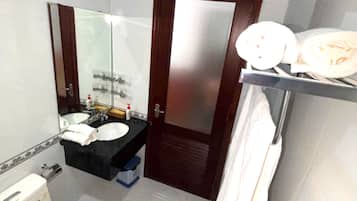 Classic Quadruple Room | Bathroom