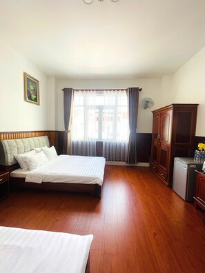 Espacio para trabajar con laptop, wifi gratis y ropa de cama 