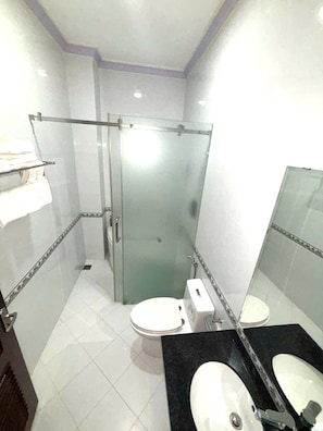 Basic Single Room | Bathroom | Hair dryer, bidet, towels, soap - Diamond Suite Dai Nam Hotel (Can Tho)