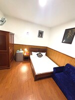 Espacio para trabajar con laptop, wifi gratis y ropa de cama 