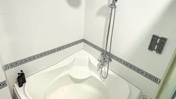 Classic Quadruple Room | Bathroom