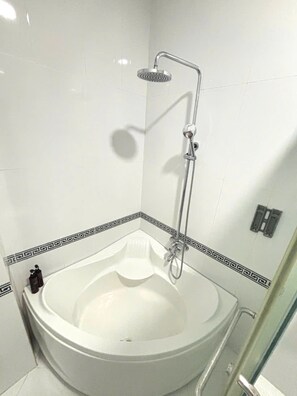 Classic Quadruple Room | Bathroom - Diamond Suite Dai Nam Hotel (Can Tho)