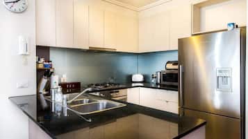 Deluxe Apartment, Balcony, City View | Private kitchen