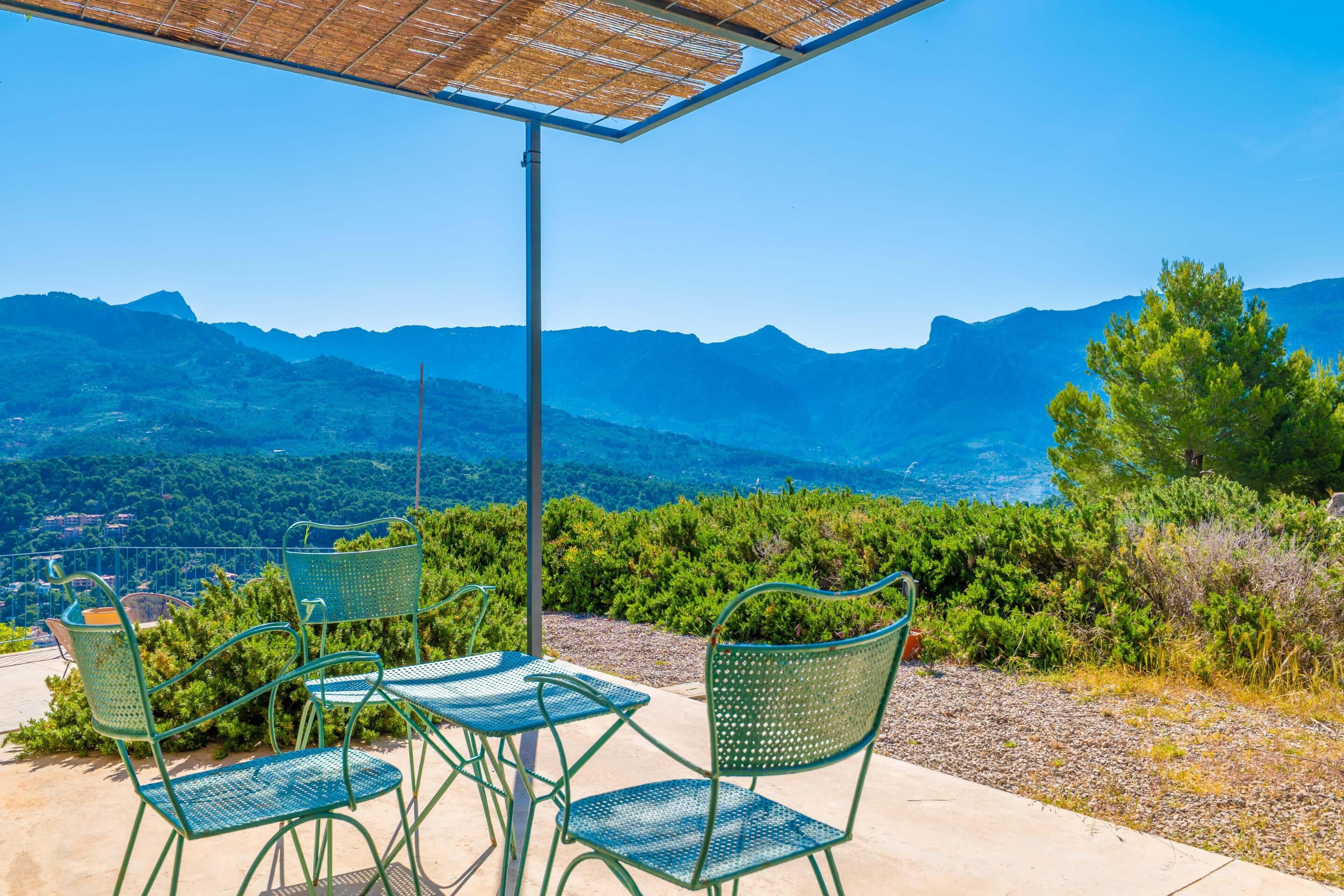 Terrasse extérieure avec vue sur les montagnes.