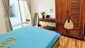 Une chambre à coucher avec un lit, une armoire en bois et une vue sur l’extérieur.