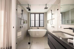 Shower, towels, soap, shampoo - Maison by Khove (Broadbeach Waters)