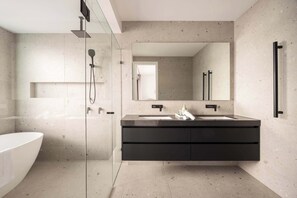 Shower, towels, soap, shampoo - Maison by Khove (Broadbeach Waters)