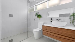 Shower, towels - Drift on Collins - Beachfront Studio (Casuarina)