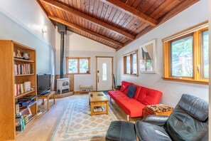 Smart TV - Green Tree Cottage | 1 BR Vacation Cabin among the coastal redwoods (Mendocino)