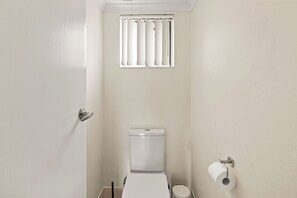 Bathroom - Burleigh Coastal Haven - Kingston 4 (Burleigh Heads)