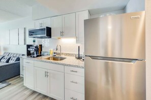 Fridge, microwave, oven, stovetop - Amazing Large Private Studio Condo with Amazing View (Myrtle Beach)