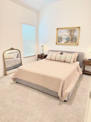 Iron/ironing board, WiFi, bed sheets - Gorgeous Luxury 3-bedroom house with Game-room & Covered Patio in Hutto (Hutto)