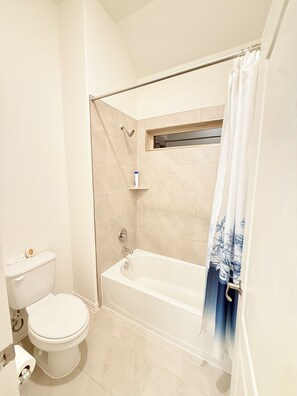 Hair dryer, bidet, towels, soap - Gorgeous Luxury 3-bedroom house with Game-room & Covered Patio in Hutto (Hutto)
