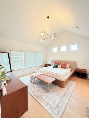 Iron/ironing board, WiFi, bed sheets - Gorgeous Luxury 3-bedroom house with Game-room & Covered Patio in Hutto (Hutto)
