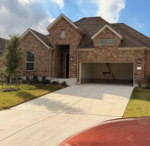 Exterior - Gorgeous Luxury 3-bedroom house with Game-room & Covered Patio in Hutto (Hutto)