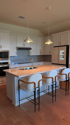 Private kitchen - Gorgeous Luxury 3-bedroom house with Game-room & Covered Patio in Hutto (Hutto)