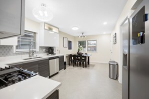 Private kitchen - Spacious 5-bedroom house in charming Chicago on a quiet secluded block. (Chicago)