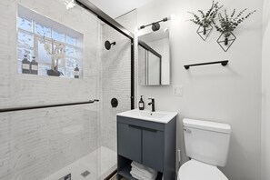 Shower, hair dryer, towels, soap - Spacious 5-bedroom house in charming Chicago on a quiet secluded block. (Chicago)