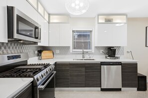 Private kitchen - Spacious 5-bedroom house in charming Chicago on a quiet secluded block. (Chicago)