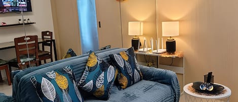 Condo estándar, vista a la ciudad | Área de sala de estar | Televisión LED de 45 pulgadas con canales por cable