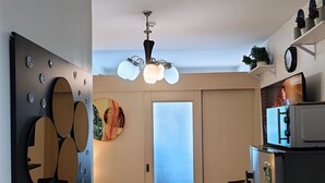 Eine moderne Küche mit Kühlschrank, Mikrowelle und einem Essbereich mit Tisch und Stühlen.
