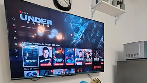 Ein Flachbildfernseher an der Wand zeigt die Netflix-Serie ‚Unter Paris‘.