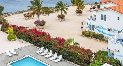 Kas di Veale - beautiful ground floor unit just steps from the ocean.