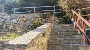 A stone staircase with metal railings, leading up to a stone wall. - Casa Comandante – Two-Level Apartment with Sea View in Marciana (Marciana)