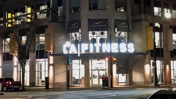 Un bâtiment reconnaissable à son grand panneau « CAFITNESS », à ses larges fenêtres et à son entrée bien visible.
